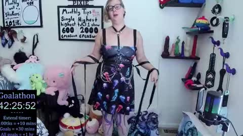 Pixie and Tentacle Overlord online show from 11/06/25, 07:15