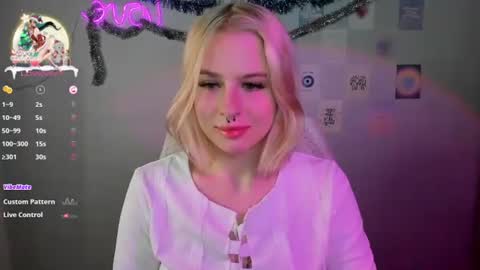 Snapshot of tender__kitty chatting on 12/28/24, 01:49 Sue online show from 12/28/24, 01:49