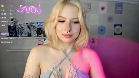 Snapshot of tender__kitty chatting on 01/02/25, 12:35 Sue online show from 01/02/25, 12:35