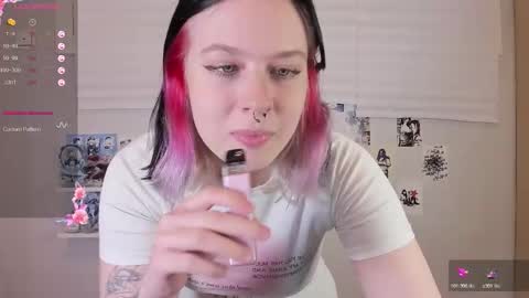 Snapshot of tender__kitty chatting on 11/25/25, 03:01 Sue online show from 11/25/25, 03:01