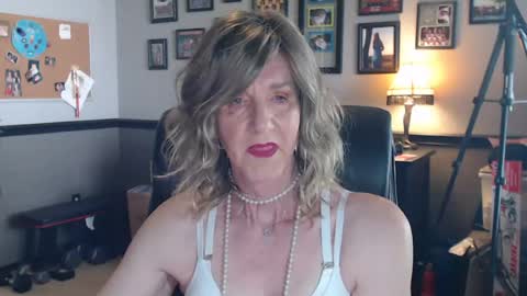 Snapshot of terilee59 chatting on 05/19/26, 12:05 terilee59 online show from 05/19/26, 12:05
