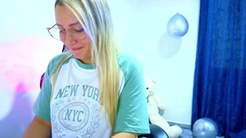 Snapshot of tessawhisnton chatting on 10/15/25, 01:44 Tessy online show from 10/15/25, 01:44