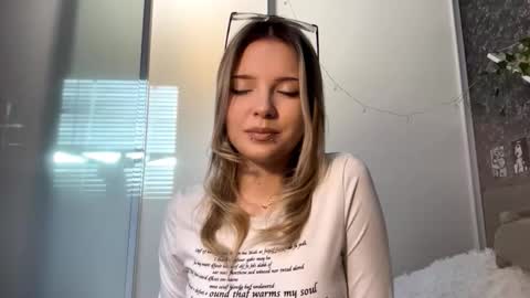 Snapshot of tessiebe chatting on 02/19/26, 12:01 tessiebe online show from 02/19/26, 12:01