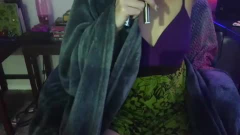 Snapshot of tetherbelle chatting on 12/17/25, 10:38 tetherbelle online show from 12/17/25, 10:38