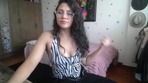 Snapshot of thaliacooper chatting on 04/18/26, 07:58 online show from 04/18/26, 07:58