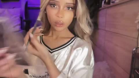 Snapshot of the_enchantressxx chatting on 06/04/26, 09:04 nabi butterfly online show from 06/04/26, 09:04