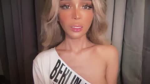 Snapshot of the_enchantressxx chatting on 07/24/26, 04:54 nabi butterfly online show from 07/24/26, 04:54