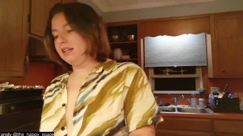 Snapshot of the_happy_space chatting on 04/13/26, 12:38 MATERNITY LEAVE online show from 04/13/26, 12:38