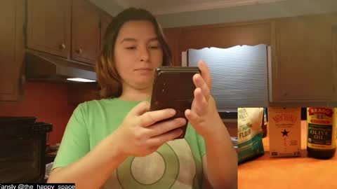 Snapshot of the_happy_space chatting on 04/27/26, 12:19 MATERNITY LEAVE online show from 04/27/26, 12:19