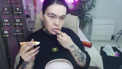 Snapshot of the_ice_owl chatting on 03/16/26, 05:55 the_ice_owl online show from 03/16/26, 05:55