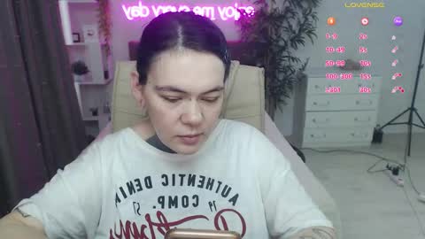 Snapshot of the_ice_owl chatting on 03/21/26, 09:03 the_ice_owl online show from 03/21/26, 09:03