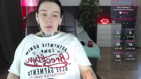 Snapshot of the_ice_owl chatting on 03/28/26, 07:08 the_ice_owl online show from 03/28/26, 07:08