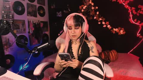 Snapshot of the_kitty_roxy chatting on 12/10/24, 10:28 ... ... online show from 12/10/24, 10:28