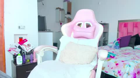 Snapshot of the_queen_aleja chatting on 04/22/26, 01:45 IGAleja queen1 online show from 04/22/26, 01:45