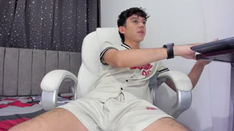 Snapshot of the_skinnyguys chatting on 01/13/25, 12:30 the_skinnyguys online show from 01/13/25, 12:30