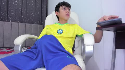 Snapshot of the_skinnyguys chatting on 01/28/25, 10:45 the_skinnyguys online show from 01/28/25, 10:45