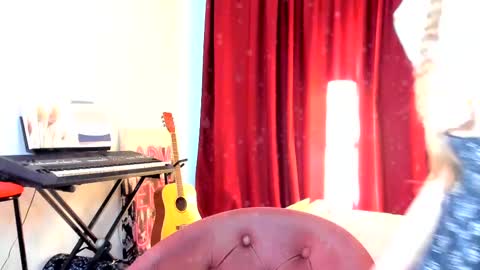 Ally    STREAMING ON TWITCH NOW Check my Twitter for updates online show from 02/12/25, 10:24