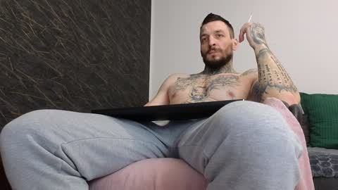 Snapshot of thebestmuscles chatting on 02/07/25, 08:01 John online show from 02/07/25, 08:01