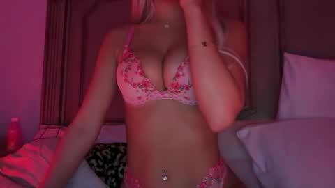 Snapshot of theblondeetwinss chatting on 03/19/26, 03:10 Grace paige online show from 03/19/26, 03:10