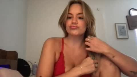 Snapshot of thecamilarhodes chatting on 05/12/26, 10:18 thecamilarhodes online show from 05/12/26, 10:18