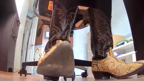 Snapshot of thecowboy_74 chatting on 11/19/25, 04:07 thecowboy_74 online show from 11/19/25, 04:07