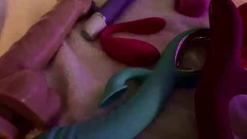 Snapshot of thedragonfly219 chatting on 04/25/26, 11:57 thedragonfly219 online show from 04/25/26, 11:57