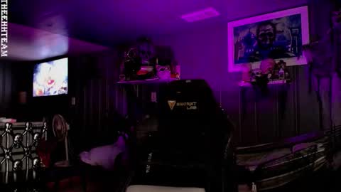 Snapshot of theehhteam chatting on 10/23/25, 11:53 H online show from 10/23/25, 11:53