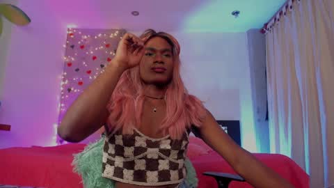 Snapshot of thegoldenbitch chatting on 01/09/25, 01:08 Goldie online show from 01/09/25, 01:08