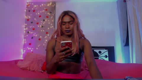 Snapshot of thegoldenbitch chatting on 01/11/25, 01:48 Goldie online show from 01/11/25, 01:48