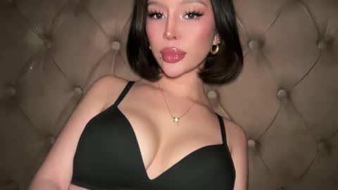 Elle  dont forget to folloW me and thumbs up online show from 03/29/26, 10:43