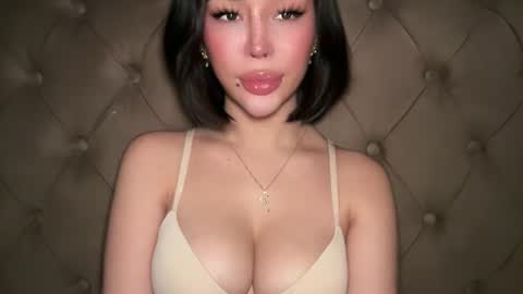 Elle  dont forget to folloW me and thumbs up online show from 04/12/26, 03:17