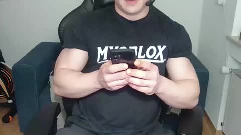 Snapshot of theguyfrombehind chatting on 04/05/26, 07:05 Alex online show from 04/05/26, 07:05