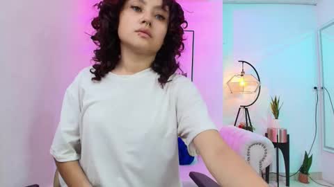 Snapshot of theia_moon_ chatting on 12/22/24, 12:38 Theia online show from 12/22/24, 12:38