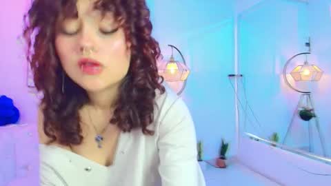 Snapshot of theia_moon_ chatting on 01/11/25, 01:32 Theia online show from 01/11/25, 01:32