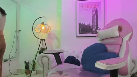 Snapshot of theia_moon_ chatting on 02/22/25, 12:40 Theia online show from 02/22/25, 12:40