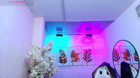 Snapshot of theia_moon_ chatting on 11/24/25, 12:27 Theia online show from 11/24/25, 12:27