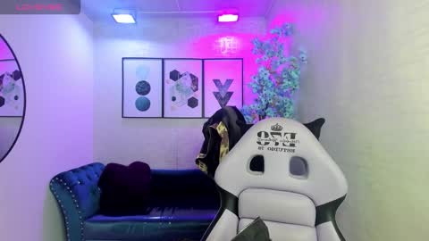 Snapshot of theia_moon_ chatting on 11/29/25, 12:30 Theia online show from 11/29/25, 12:30