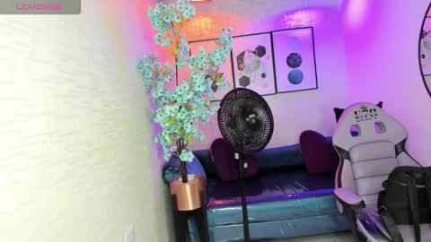 Snapshot of theia_moon_ chatting on 12/17/25, 12:22 Theia online show from 12/17/25, 12:22