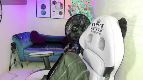 Snapshot of theia_moon_ chatting on 12/18/25, 12:33 Theia online show from 12/18/25, 12:33