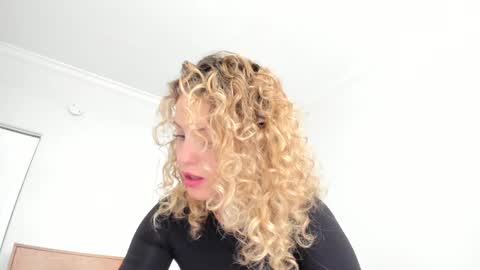 Snapshot of theislandgirl chatting on 12/19/24, 05:40 Lily Marie online show from 12/19/24, 05:40