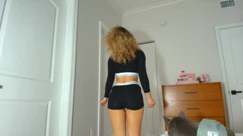 Snapshot of theislandgirl chatting on 01/14/25, 06:49 Lily Marie online show from 01/14/25, 06:49