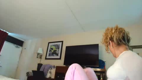 Snapshot of theislandgirl chatting on 02/01/25, 02:56 Lily Marie online show from 02/01/25, 02:56