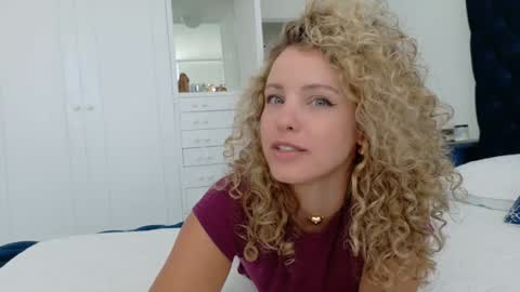 Snapshot of theislandgirl chatting on 09/11/25, 06:19 Lily Marie online show from 09/11/25, 06:19