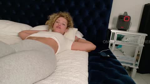 Snapshot of theislandgirl chatting on 09/12/25, 08:20 Lily Marie online show from 09/12/25, 08:20