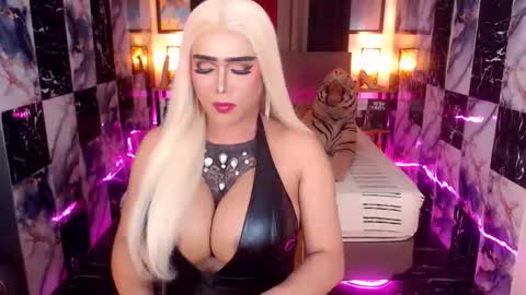 Snapshot of thelastdestroyerxx chatting on 11/22/25, 07:13 Paula online show from 11/22/25, 07:13