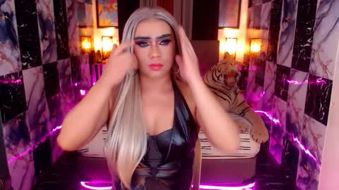 Snapshot of thelastdestroyerxx chatting on 11/30/25, 12:14 Paula online show from 11/30/25, 12:14