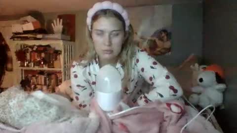 Snapshot of thelittlebambii chatting on 12/15/25, 03:55 Little Bambii online show from 12/15/25, 03:55