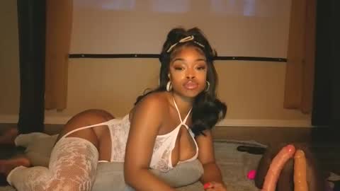 Snapshot of thelovelybrown chatting on 11/24/25, 06:18 thelovelybrown online show from 11/24/25, 06:18