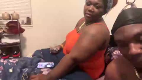 Snapshot of them1616 chatting on 10/05/25, 02:21 them1616 online show from 10/05/25, 02:21