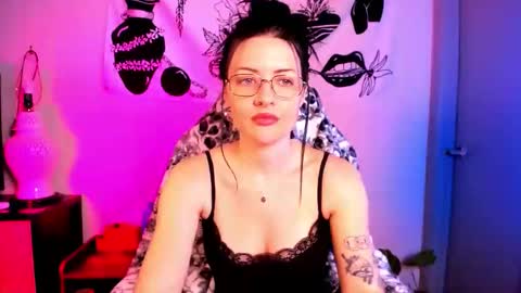 Snapshot of themelrose chatting on 12/14/25, 10:58 themelrose online show from 12/14/25, 10:58